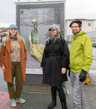 Kunstnerne foran et av kostymebildene