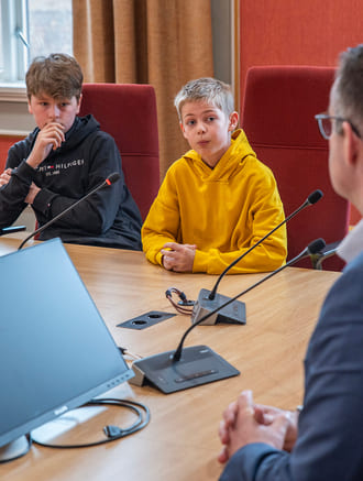 Elev i samtale med ordfører Kent Ranum.