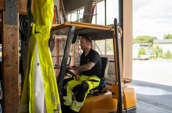 Person kjører gaffeltruck