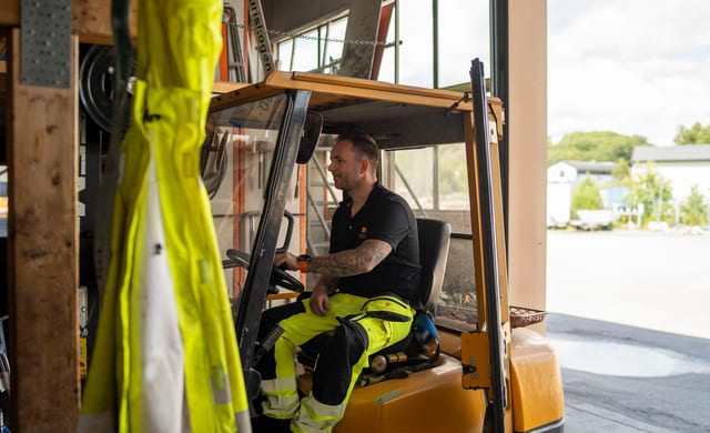 Person kjører gaffeltruck