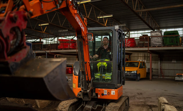 Person kjører gravemaskin