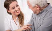Helseassistent hjelper eldre pasient
