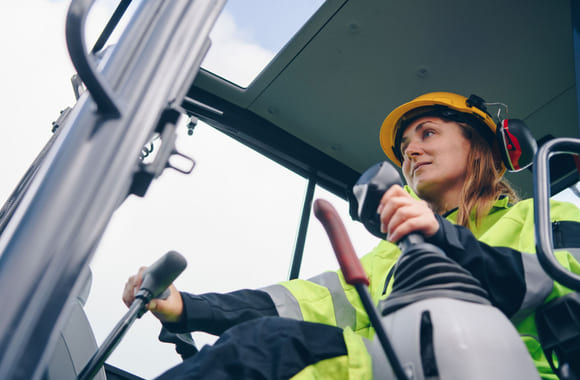 Kvinne kjører maskin