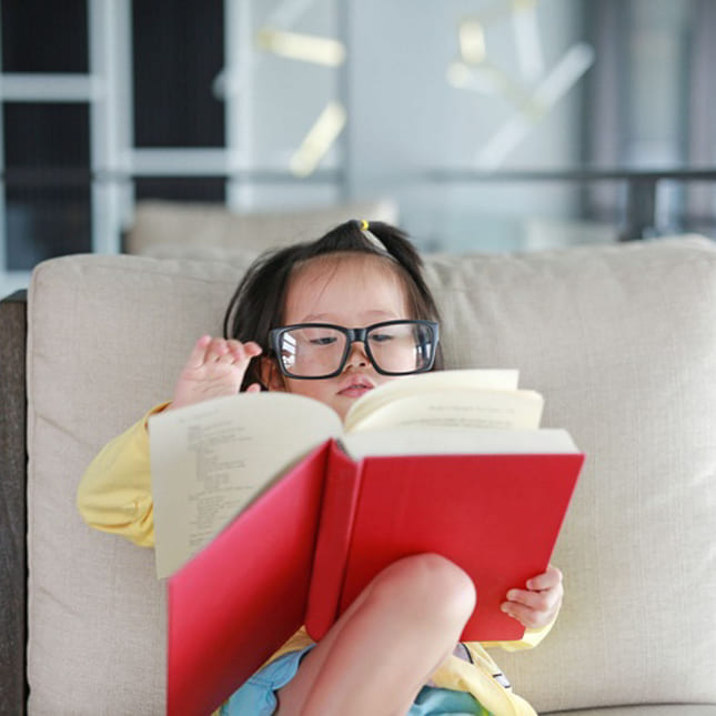 Barn leser en bok