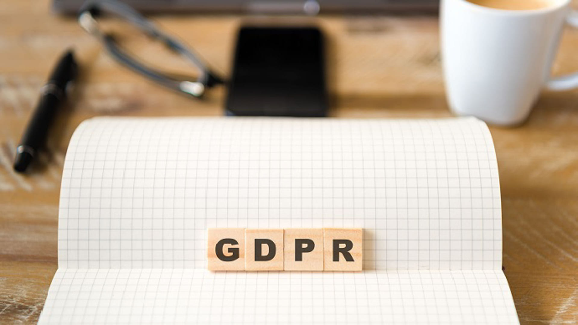 GDPR i trebokstaver på et ruteark