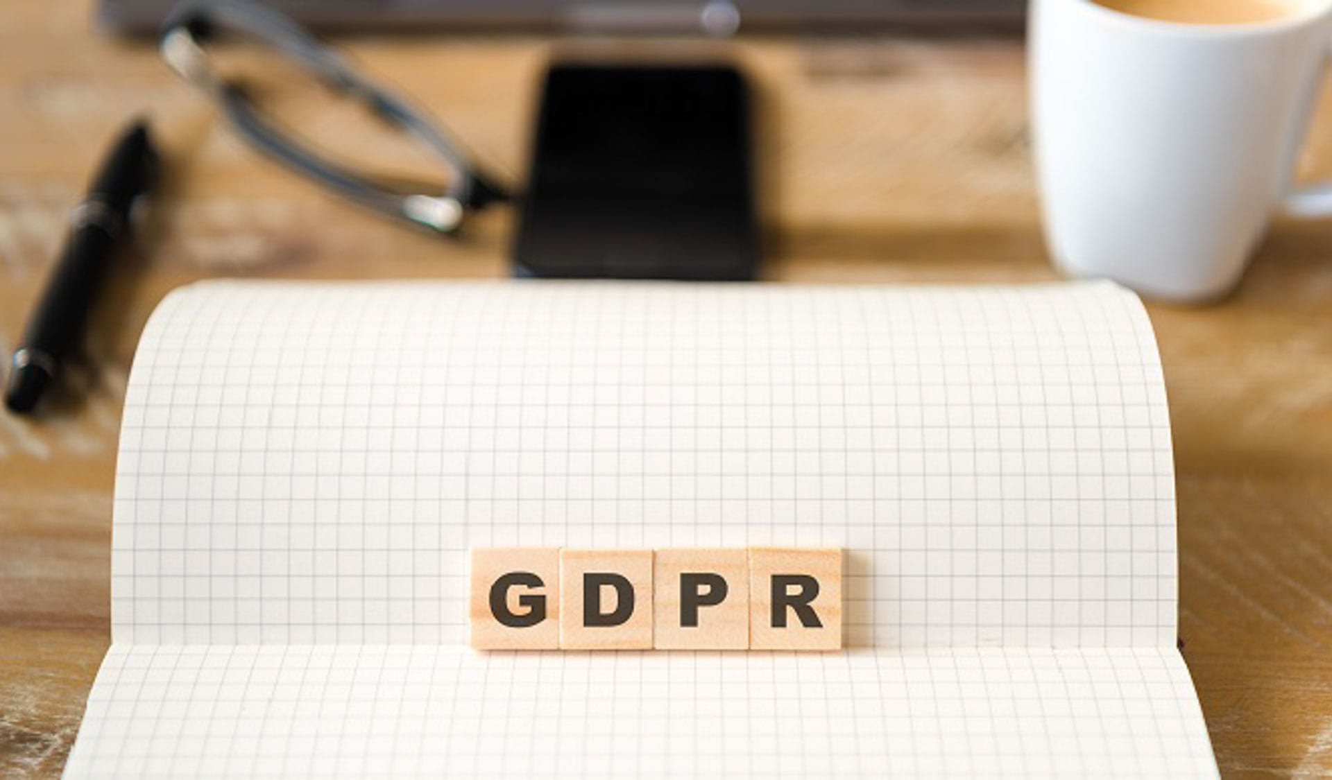GDPR i trebokstaver på et ruteark