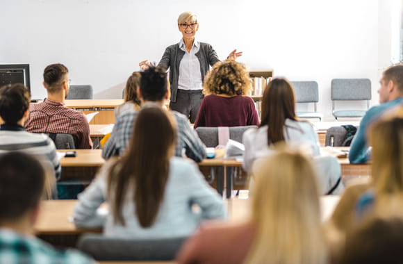 Voksen person i klasserommet
