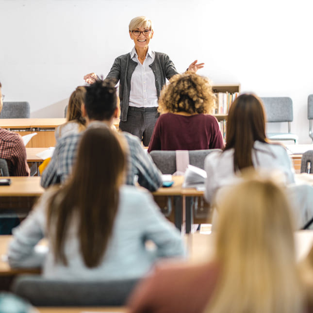 Voksen person i klasserommet