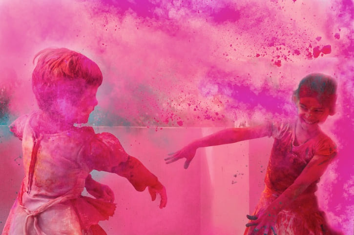 Barn markerer Holi