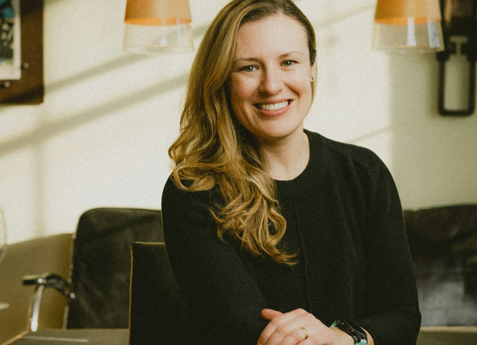 Kvinne i sort genser smiler