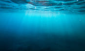 Sola skinner gjennom havet