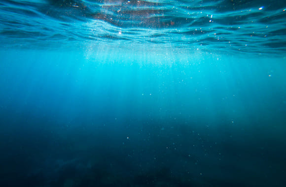 Sola skinner gjennom havet
